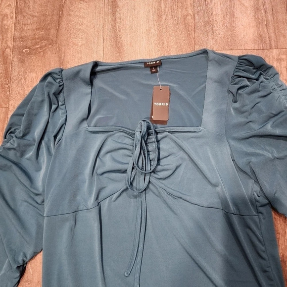 *NWT* Torrid Pacific Ivy Ruched Bodysuit - Picture 3 of 6